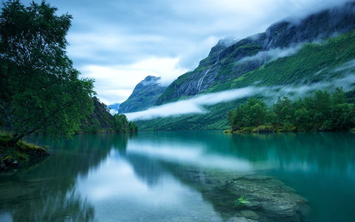 湖Lovatnet, 朝, 山々, 滝, ノルウェー