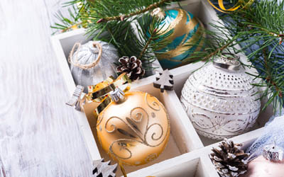4k, Christmas balls in a wooden box, Merry Christmas, Happy New Year, Christmas balls, Christmas decorations, golden Christmas ball