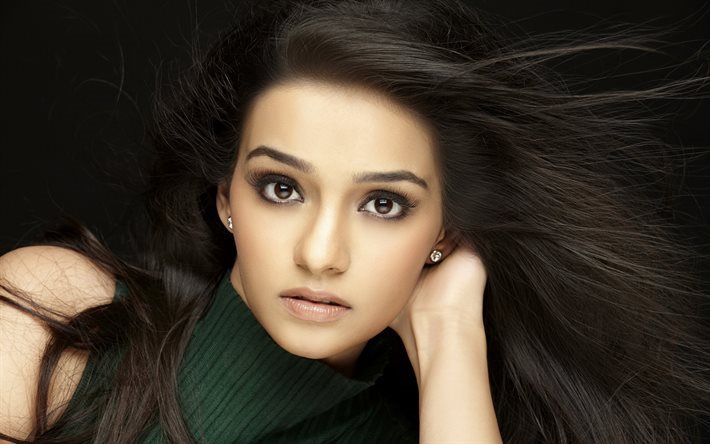 Priya Bharat, muotokuva, Intialainen n&#228;yttelij&#228;, meikki, ruskeaverikk&#246;, kaunis tytt&#246;