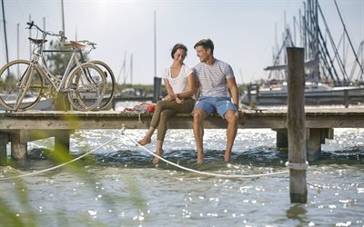 Pareja en el amor, la fecha, bicicletas, barcos, ciclismo, romance