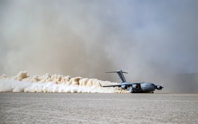 4k, Boeing C-17 Globemaster III, aereo da trasporto militare americano, USAF, atterraggio nel deserto, C-17, aereo militare americano