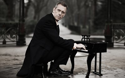 Hugh Laurie, photoshoot, muotokuva, Englanti n&#228;yttelij&#228;, Hugh Laurien kanssa pieni piano, suosittuja toimijoita