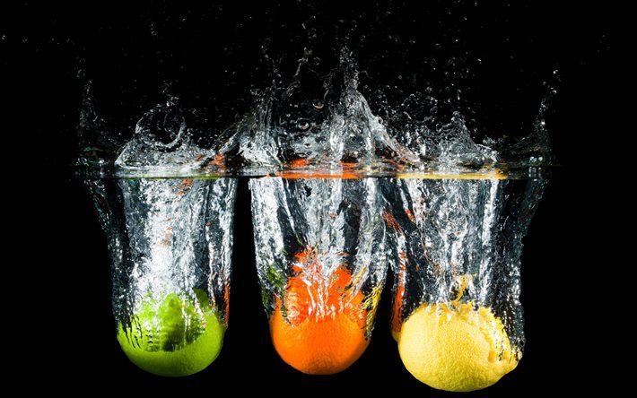 les fruits dans l&#39;eau, d&#39;orange, de citron, de lime, de l&#39;eau