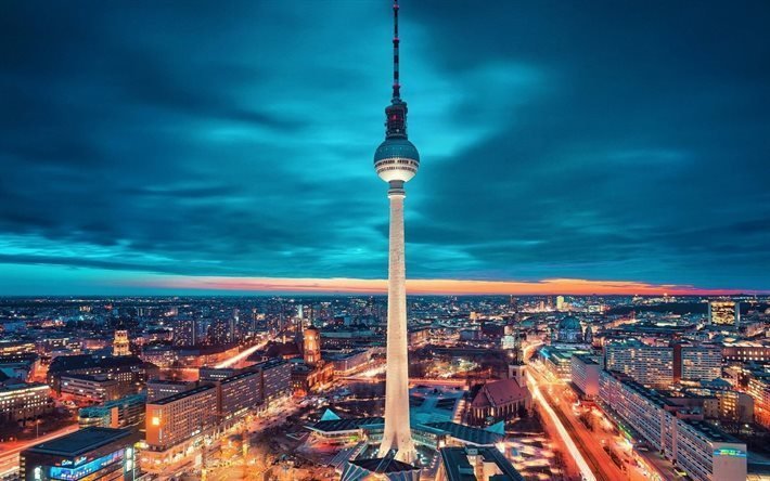 برج التلفزيون في برلين, ألمانيا, برلين, مساء