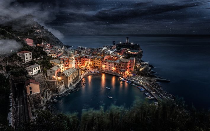 Manarola, el puerto, la noche, la niebla, Liguria, Italia