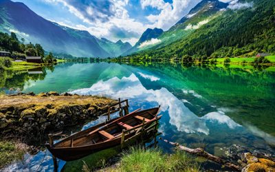 lago de montanha, hdr, lago glacial, primavera, paisagem de montanha, barco de madeira sobre o lago, Noruega