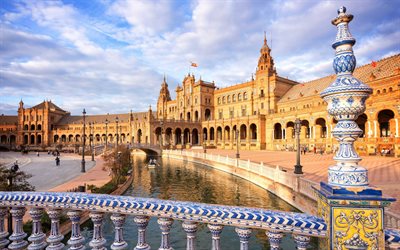 Plaza de Espana, Sevilla, flagga av Spanien, palats, bro, landm&#228;rke, afton, solnedg&#229;ng, Spanien