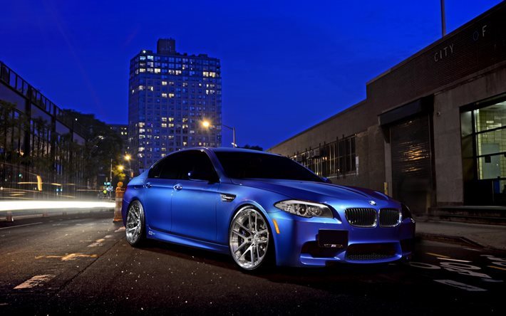 El BMW M5, la calle, F10, noche, sedanes, azul m5, bmw