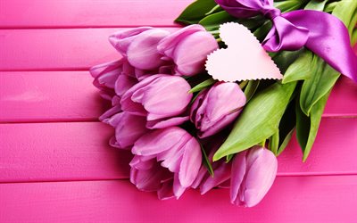 tulipe violette, 4k, bouquet de tulipes, fleurs de printemps, macro, violet fonds en bois, fleurs violettes, tulipes, de belles fleurs, des arri&#232;re-plans avec des tulipes, des bourgeons violets