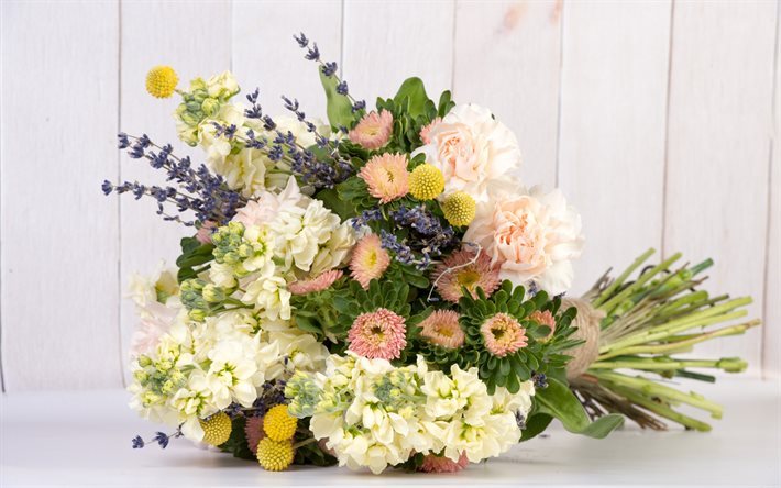 kimppu kukkia, kauniita kukkia, neilikat, laventeli, aster