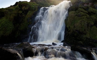vattenfall, stenar, gr&#246;na sluttningar, kullar, Island, vackra vattenfall