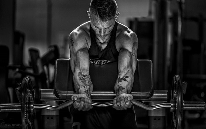 De musculation, halt&#232;res, des biceps, des exercices de remise en forme, salle de sport