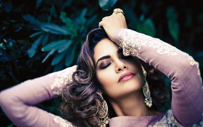 Esha Gupta, l&#39;actrice Indienne, belle femme, portrait, maquillage magnifique