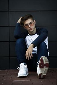 Ein mann mit sonnenbrille