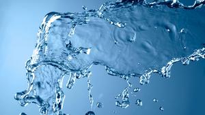 Klare blaue himmel und erfrischender wasserspritzer
