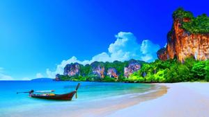 Fühlen sie den sand zwischen ihren zehen während sie auf diesem stunning blue beach relaxen