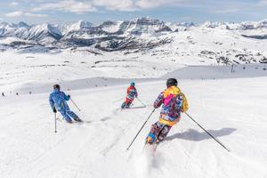 Sport athleten skifahren den berg hinunter
