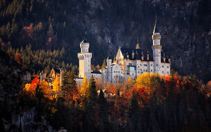 Castelo De Neuschwanstein, antigo castelo, p&#244;r do sol, outono, montanhas, amarelo &#225;rvores, paisagem de outono, Baviera, Alemanha