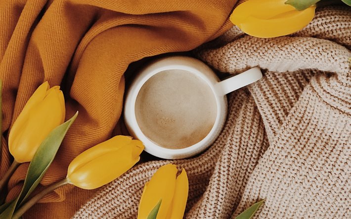 kopp kaffe, hum&#246;r begrepp, eller koncept, gula tulpaner, cup