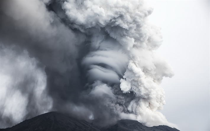 Agung, la Erupci&#243;n, el volc&#225;n, la isla de Bali, en la columna de polvo volc&#225;nico, humo