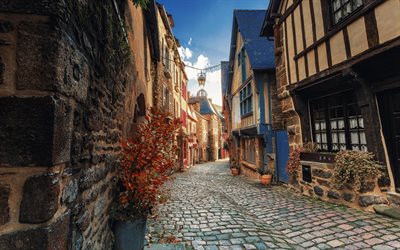 Dinan, old street, trottoaren, gamla stan, Bretagne, Frankrike