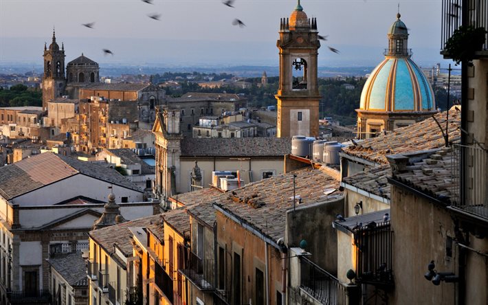 Caltagirone, Sic&#237;lia, noite, p&#244;r do sol, panorama, paisagem urbana de Caltagirone, It&#225;lia