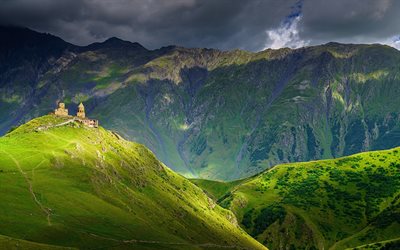 Chiesa della Trinità di Gergeti, estate, Monte Kazbek, natura bellissima, paesaggio di montagna, Caucaso, Georgia, Gergeti, montagne, Asia