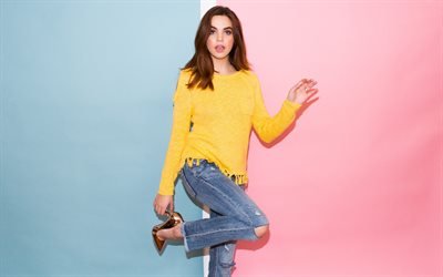 Bailee Madison, photoshoot, attrice americana, maglia gialla con i jeans, bella donna