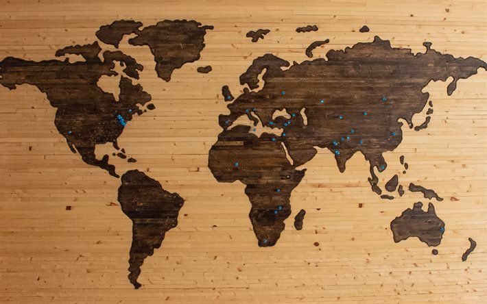 Carte du monde en bois, fond en bois clair, concepts de carte du monde, carte des continents, terre