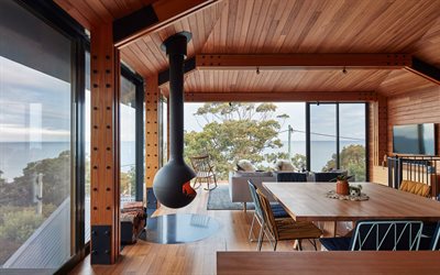 elegante sala de estar interior, casa de campo, estilo loft, creativo colgando de la chimenea, paredes de madera
