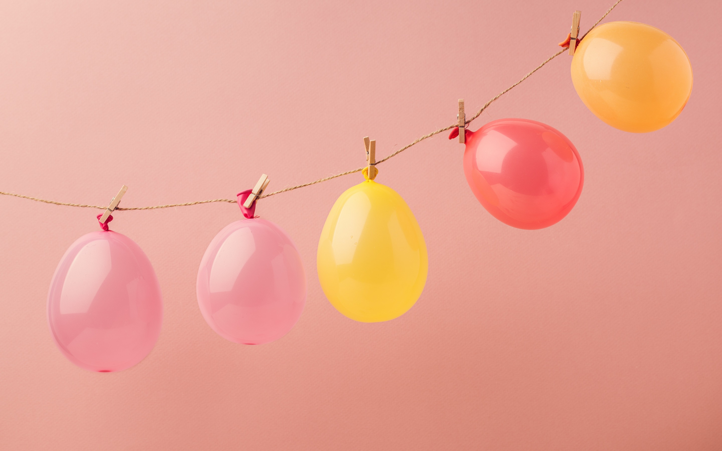 Descargar fondos de pantalla globos de colores, fondo rosa, globos en una  cuerda, decoración, fiesta monitor con una resolución 2880x1800. Imagenes  de escritorio