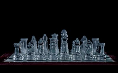 xadrez de vidro, pe&#231;as de xadrez, xadrez em um plano de fundo preto, xadrez conceitos