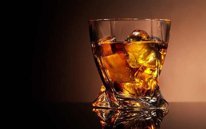 whisky i ett glasglas, diverse drinkar, whiskey, whiskyglas, isbitar, whisky med is