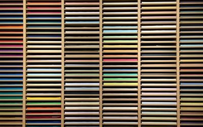 conceitos multicoloridos, prateleiras com papel colorido, conceitos de sele&#231;&#227;o de cores, cores diferentes