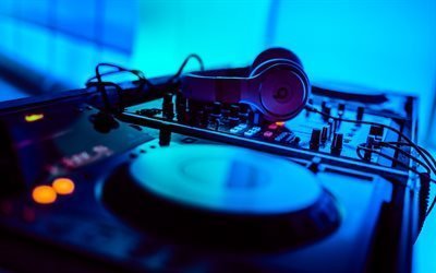 DJ, m&#250;sica eletr&#244;nica, discoteca, A DJ console