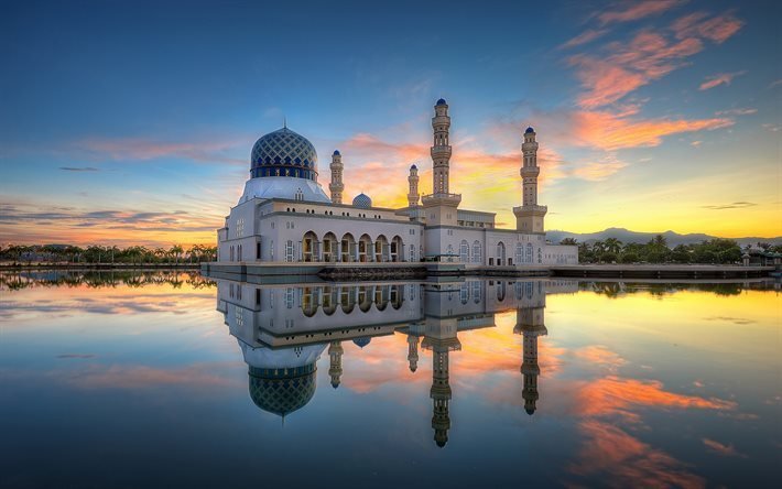 La moschea di Kota Kinabalu, tramonto, Likas Bay, Malesia