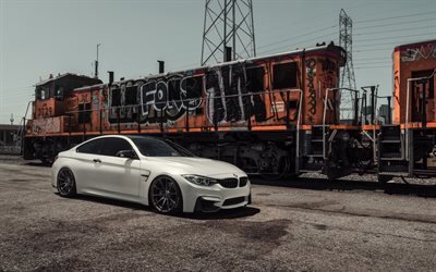BMW M4, 2018, F82, bianca di lusso coup&#233;, nuovo bianco M4, tuning, esterno, tedesco di auto sportive, BMW