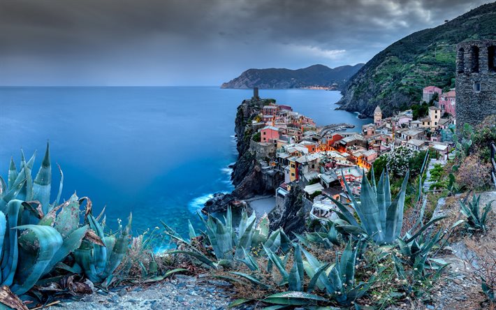Vernazza, Cinque Terre, sera, tramonto, costa ligure, Mar Mediterraneo, paesaggio urbano di Vernazza, paesaggio di montagna, Italia