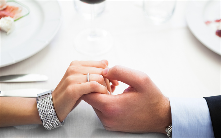 anel de noivado, casal de namorados, proposta de casamento, m&#227;os, restaurante, casal