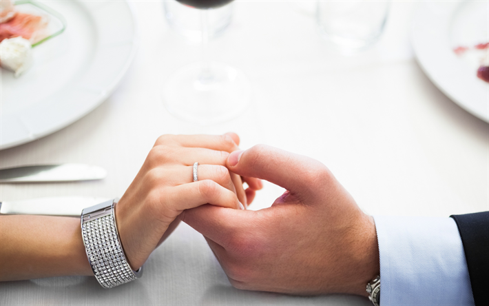 bague de fian&#231;ailles, couple d&#39;amoureux, offre de mariage, les mains, le restaurant, le couple