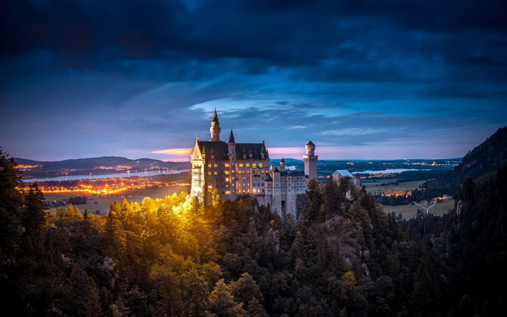 Neuschwanstein, vackra gamla slott, kv&#228;ll, lampor, Bayern, Tyskland, romantiska platser