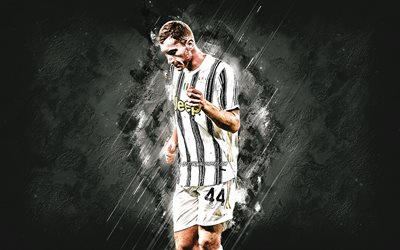 Dejan Kulusevski, Juventus FC, ruotsalainen jalkapalloilija, keskikentt&#228;pelaaja, muotokuva, harmaa kivitausta, jalkapallo