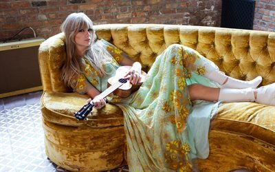 La cantante americana Taylor Swift, bionda, bella ragazza