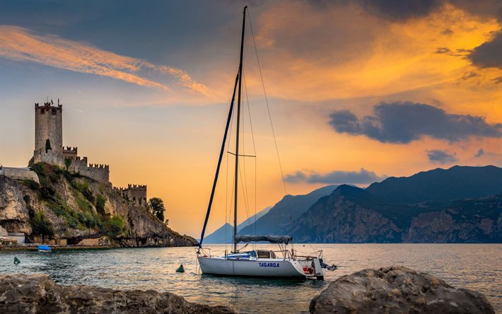Castello scaligero, Lago di Garda, sera, tramonto, antica fortezza, barca a vela, Alpi, yacht, bellissimo lago, Sirmione, Lombardia, Italia