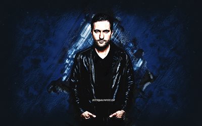 Deniz Koyu, turkkilainen DJ, muotokuva, sininen kivitausta, saksalainen DJ, Deniz Akсakoyunlu