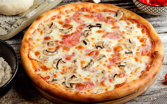 la pizza, il cibo delizioso, pizza con funghi e salsiccia, fast food