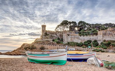 Tossa de Mar, p&#244;r do sol, velha fortaleza, barcos, Mar Mediterr&#226;neo, costa, Girona, Catalunha, Espanha