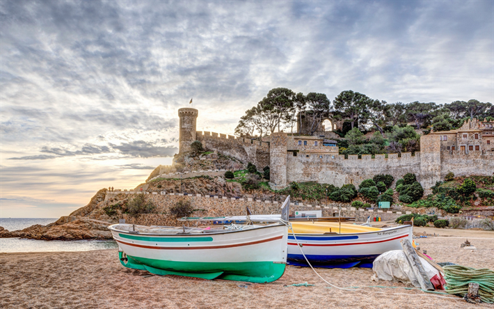 Tossa de Mar, puesta de sol, antigua fortaleza, barcos, Mar Mediterr&#225;neo, la costa de Girona, Catalu&#241;a, Espa&#241;a