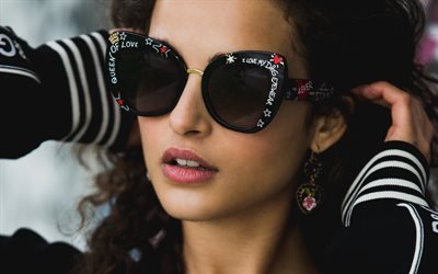 Chiara Scelsi, retrato, cara, italiano, modelo de moda, gafas de sol Dolce Gabbana, una sesi&#243;n de fotos