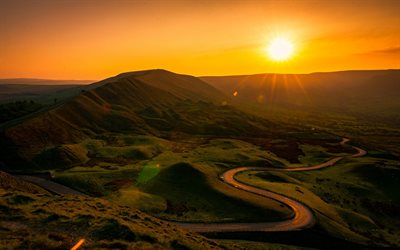Le Derbyshire, Peak District, coucher de soleil, le vert des collines, le soleil, la route, l&#39;Angleterre